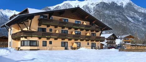 Façana frontal de l'allotjament