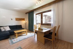 Classic Apartment (Typ B) | Living room | 38-inch flat-screen TV with satellite channels - Ostbacher-Stern (Leutasch)