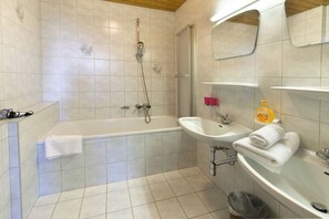 Family Apartment (Typ D) | Bathroom | Hair dryer, towels - Ostbacher-Stern (Leutasch)