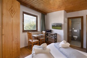 Espacio para trabajar con laptop, wifi gratis y ropa de cama