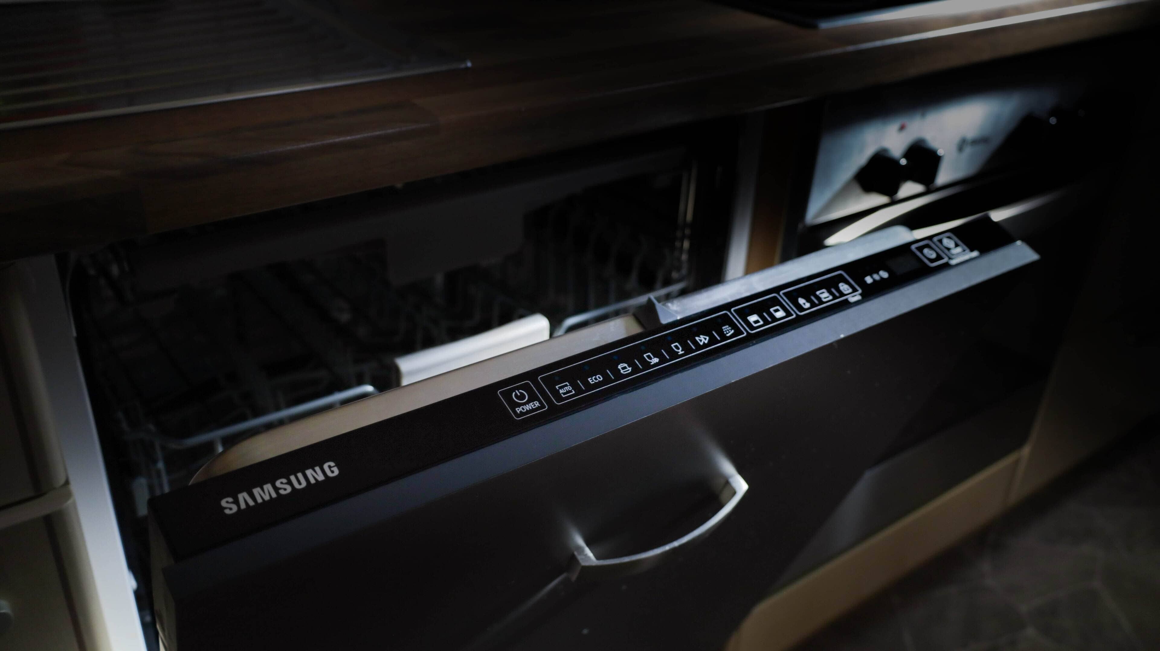 Eine Samsung Spülmaschine mit Bedienfeld, das Funktionen wie Power, Auto, Eco und weitere Einstellungen bietet.