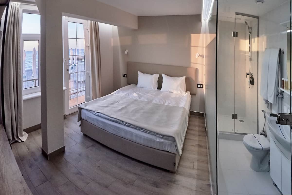 Superior kamer | Luxe beddengoed, donsdekens, een kluis op de kamer, een bureau
