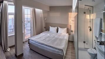 Kamar Superior | Seprai premium, selimut bulu angsa, brankas, dan meja kerja