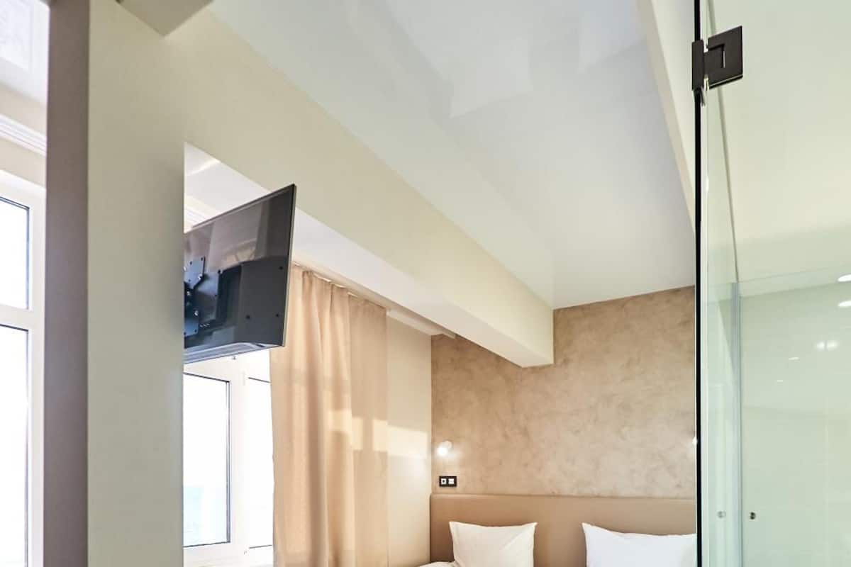Standaard kamer, 1 slaapkamer, uitzicht op zee | Luxe beddengoed, donsdekens, een kluis op de kamer, een bureau
