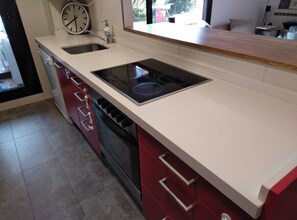 Een koelkast, een magnetron, een oven, een vaatwasser