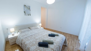 Apartamento luxo, 1 quarto, sacada | 1 quarto, ferros/tábuas de passar roupa, Wi-Fi de cortesia