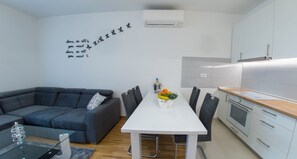 Deluxe Apartment, 1 Bedroom, Balcony | In-room dining