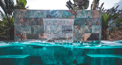 Conteneur d'expédition propre et moderne à proximité de la plage! 1 sur 2 sur notre propriété.