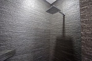 Douche, serviettes fournies, savon, papier toilette