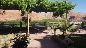 3 restaurants, breakfast, lunch, dinner served; local cuisine