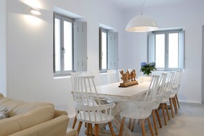 تناول الطعام داخل الغرفة