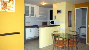 Apartamento Confort, varias camas, vistas al mar | Cocina privada | Frigorífico, microondas, placa de cocina y utensilios de cocina