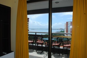 Leilighet – comfort, flere senger, sjøutsikt | Utsikt mot strand/hav