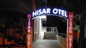 The entrance to Hisar Hotel with a staircase leading up to the entrance. - Hisar Otel (Alanya)