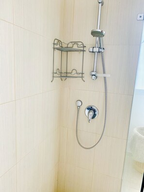 Apartamento Confort, vistas a la ciudad | Baño | Ducha, toallas, jabón y champú