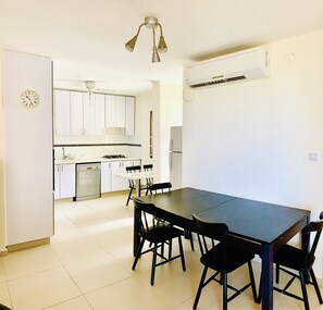 Departamento Confort, vista a la ciudad | Cocina privada | Refrigerador con congelador, microondas, horno y parrilla de estufa 