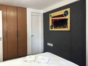 Apartamento conforto, várias camas, vista para a praia | Roupas de cama premium, ferros/tábuas de passar roupa, Wi-Fi de cortesia