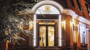 Entrada de un hotel con un letrero que dice "ROXEN EXIT" y "RECEPTION" debajo.