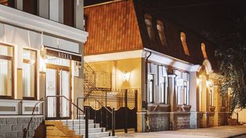 Fachada da propriedade à noite