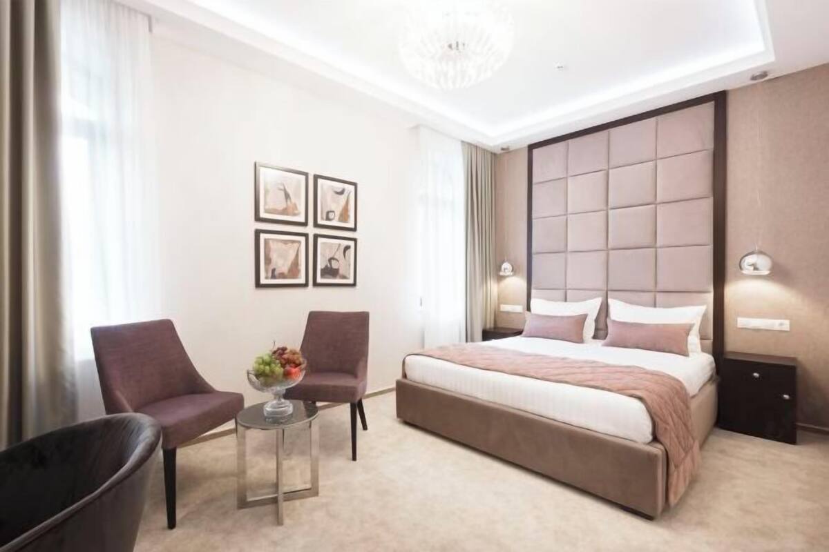 أغطية فراش متميزة وميني بار وخزنة داخل الغرفة ومكتب