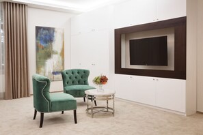 Deluxe Double Room, 1 King Bed with Sofa bed | Living area | 43-inch LED TV with digital channels, TV, Netflix - Roxen Hotel&Spa (Chisinau)