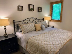 4 bedrooms, iron/ironing board, WiFi, bed sheets