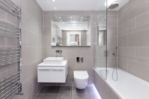 Articles de toilette gratuits, sèche-cheveux, serviettes fournies, savon