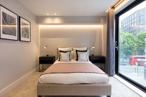 高級寢具、獨特裝潢、布置獨特、書桌