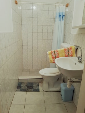 Standard Triple Room, Multiple Beds, Garden View | Bathroom