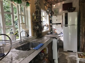 Frigorífic, forn, placa de cuina i cafetera i tetera