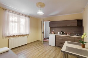 Appartement, 1 chambre | Coin cuisine privé | Réfrigérateur, micro-ondes, bouilloire électrique