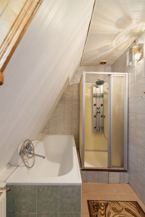 Apartamento, 1 habitación | Baño | Ducha y bañera combinadas, secador de pelo, zapatillas y jabón