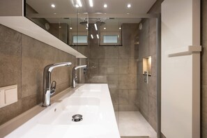 Shower, rainfall showerhead, hair dryer, towels - Special FH with beach cabin, gigabit internet, swimming pool, Gazelle bicycles (Sint Maarten)