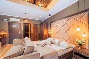 Un dormitorio con una cama, un sofá, un armario de madera y una pared con diseño de diamantes.