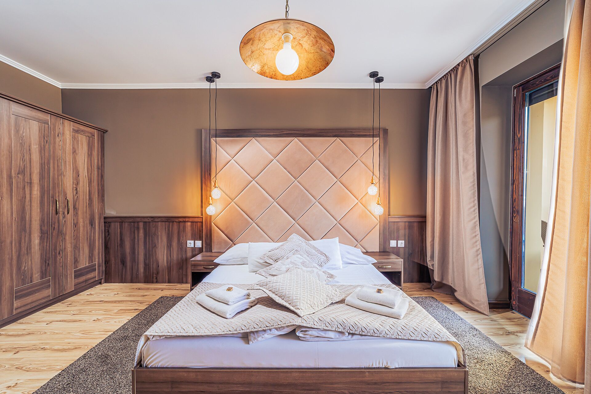 Literie de qualité supérieure, matelas mémoire de forme, minibar