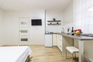 Studio | Een bureau, een strijkplank/strijkijzer, gratis wifi
