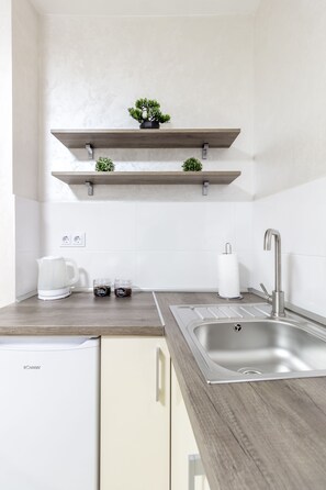 Studio | Private kitchenette | Fridge, microwave, electric kettle, cookware/dishes/utensils