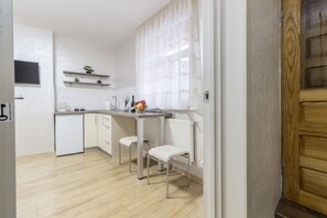 Studio | Yksityinen keittonurkkaus | Jääkaappi, mikroaaltouuni, vedenkeitin