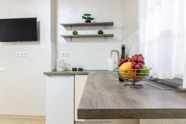 Studio | Private kitchenette | Fridge, microwave, electric kettle, cookware/dishes/utensils