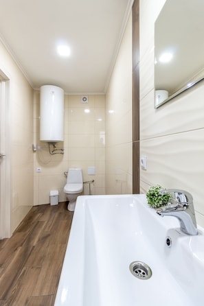 Studio | Kylpyhuone | Suihku, hiustenkuivaaja, tohvelit, saippua