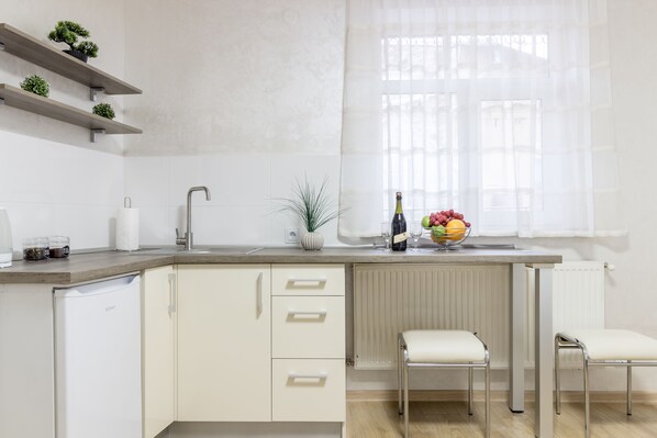 Studio | Yksityinen keittonurkkaus | Jääkaappi, mikroaaltouuni, vedenkeitin