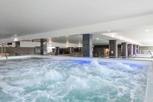 Una piscina techada, una piscina al aire libre de temporada