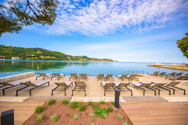 Beach nearby, beach bar