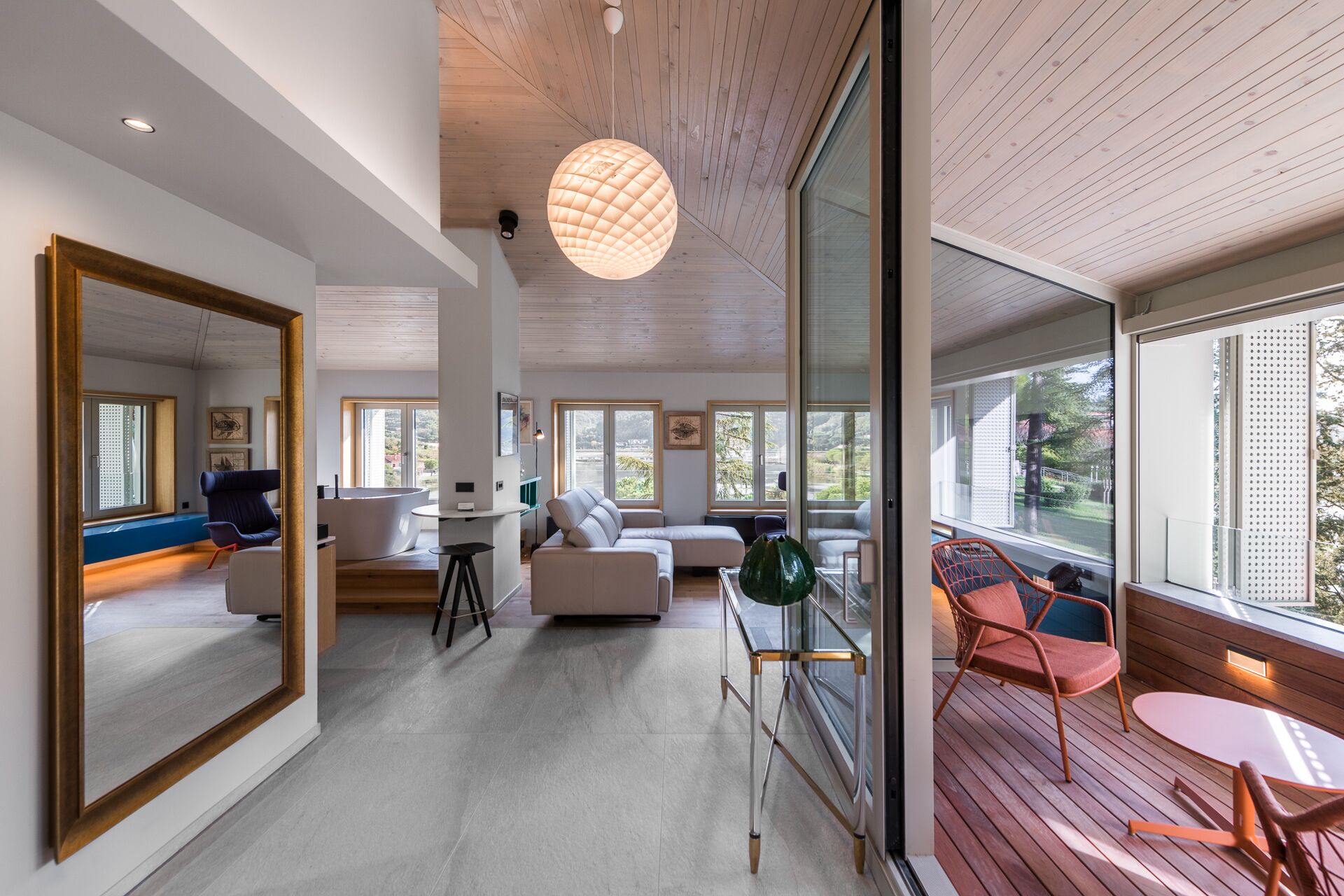 Penthouse Suite with terrace, sea side view and indoor Hot-Tub | Living area | Flat-screen TV, pay films