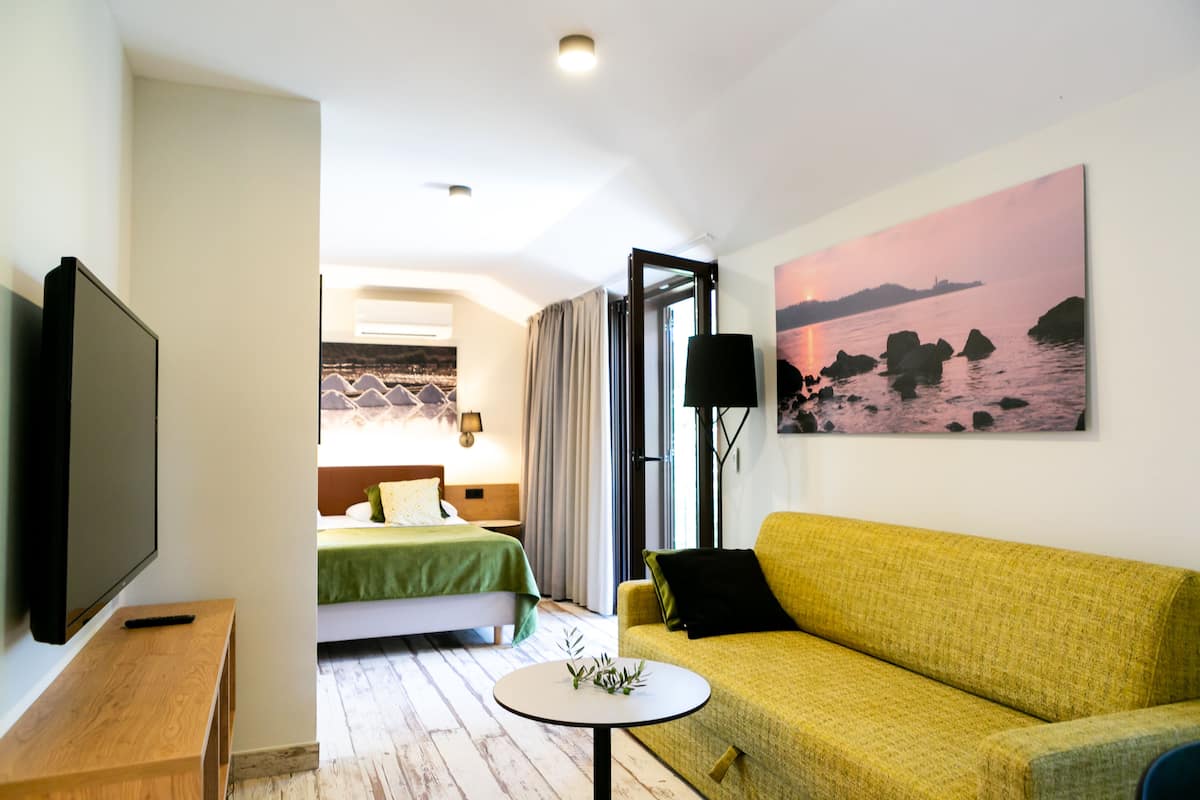 1 bedroom, minibar, in-room safe, cribs/infant beds