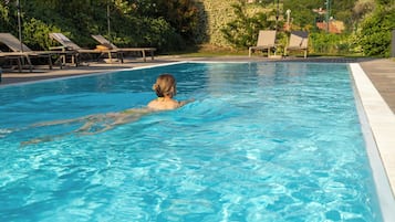 Piscina interna, piscina externa sazonal