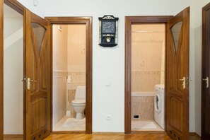 Apartment | Bathroom | Bathtub, hair dryer, slippers, towels - Apartment close to the airport (Lviv)
