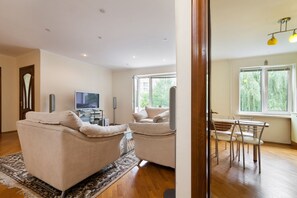 Apartamento | Zona de estar | Una televisión
