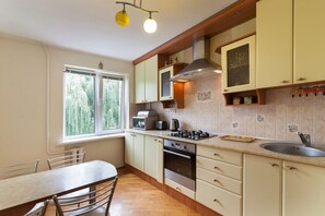 Apartamento | Cocina privada | Frigorífico, microondas, placa de cocina y hervidor eléctrico