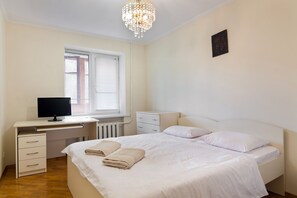 Escritorio, sistema de insonorización y tabla de planchar con plancha